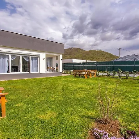 House De Luxe *