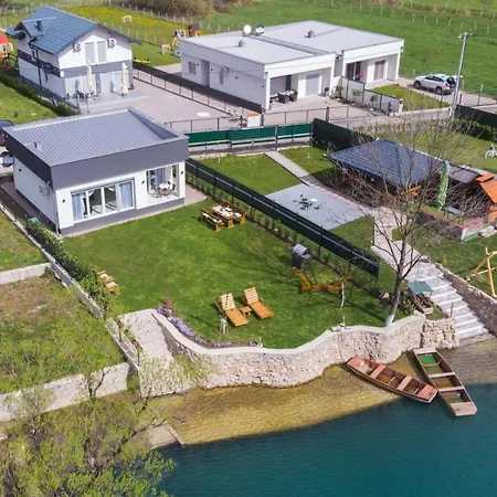 House De Luxe *