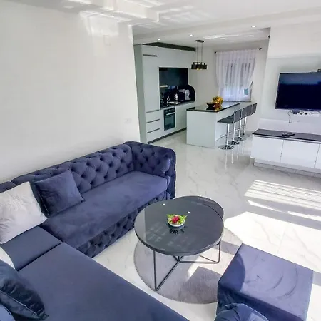 House De Luxe *